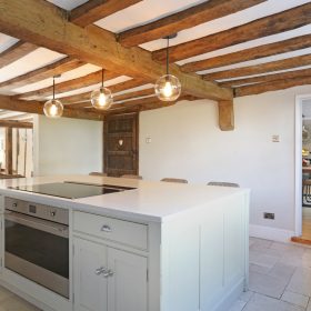 Royal Oak Manor Kitchen - kate & tom's Large Holiday Homes