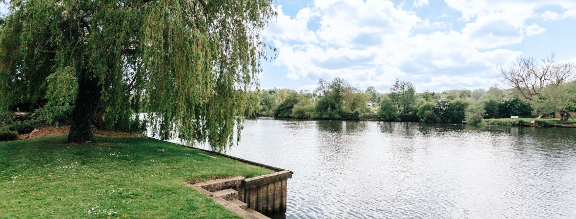 Riverside Retreat - kate & tom's Large Holiday Homes