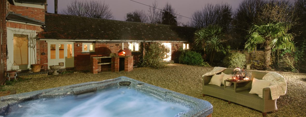 Oak Lake Barn Hot Tub - kate & tom's Large Holiday Homes