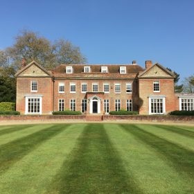 Marlborough Manor - kate & tom's Large Holiday Homes