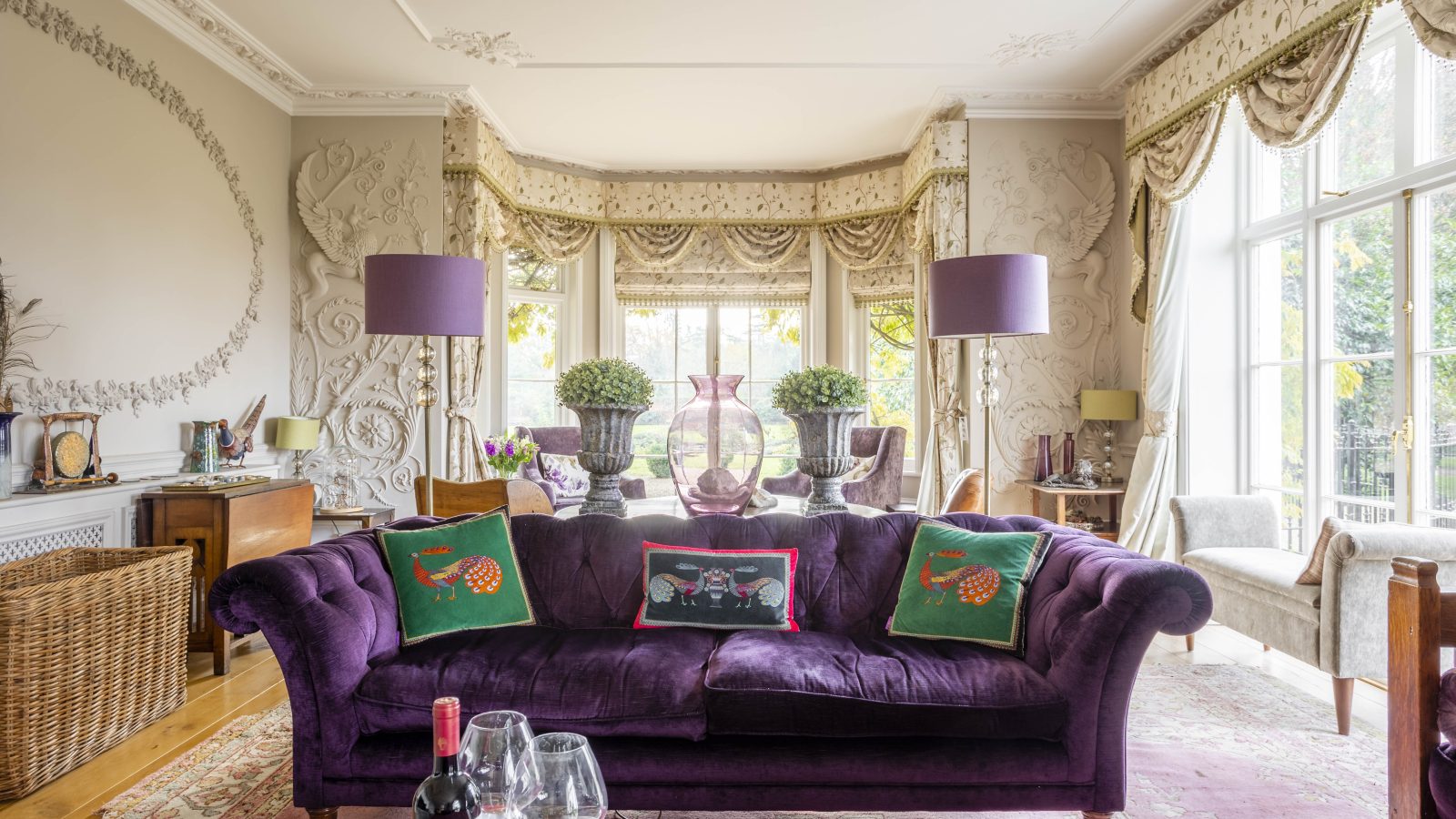 Marlborough Manor living room - kate & tom's Large Holiday Homes