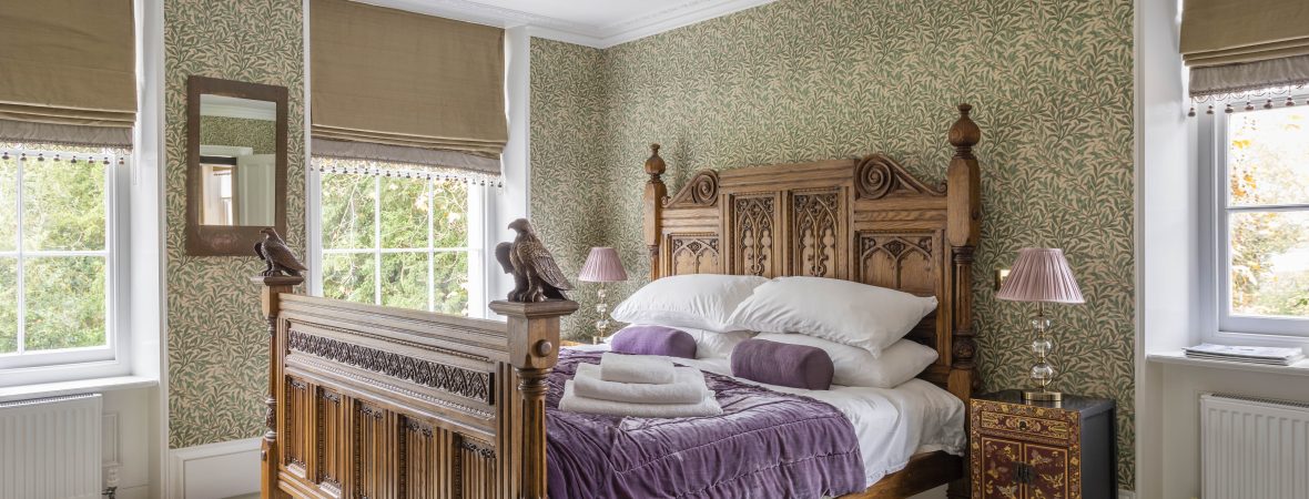 Marlborough Manor bedroom - kate & tom's Large Holiday Homes