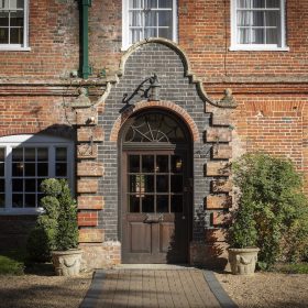 Winchester Manor- kate & tom's Large Holiday Homes
